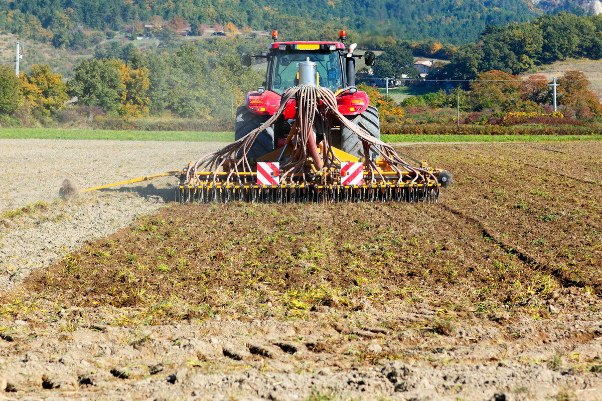 Trator em operação de preparo de solo